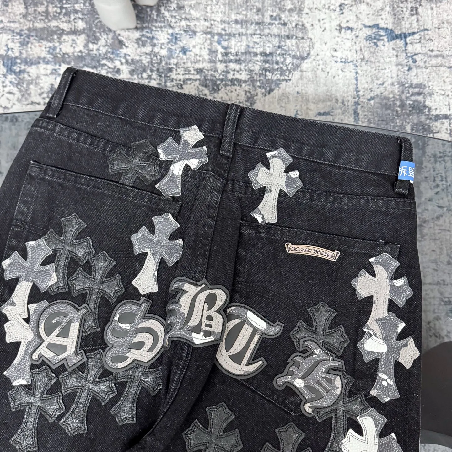 P260 Chrome Hearts Chrome Hearts Black Multi-leather Elements Full of Details Washed Jeans Authentically Restore the Ultimate Vintage Texture Three-Dimensional Fit Loose and Comfortable, Not Slimming Appearing Tall and Slim Made by a Manufacturer Original Quality Control Same Style for Men and Women Can Be Matched for Couples Versatile Recommendations Must-Have Jeans for All Seasons Fashionistas Have Been Disappointed From the Quality Selection of Fabrics, Cutting of Details, and Matching of Patterns, Everything Is Impeccable! The upper body is so handsome when worn...it can be easily worn by men, women and children! The craftsmanship is made of heavy-duty washed pure cotton denim fabric. After washing, it is soft and thick and looks very stylish when worn. Color: black Size: 28 30 32 34 36